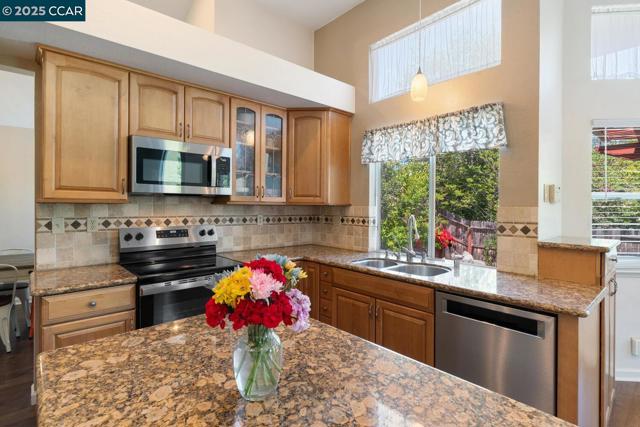 313 Willowwood Ct, Vacaville CA: https://media.crmls.org/mediaz/308883e4-8bda-486c-8eb8-85c25a7b450f.jpg