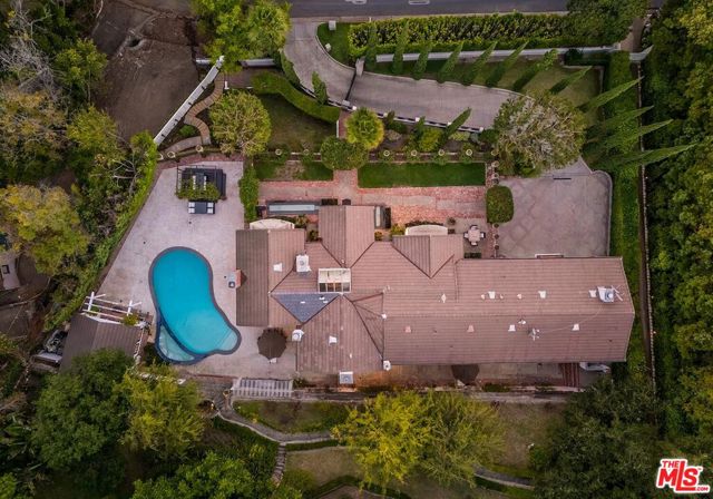 725 N Faring Road, Los Angeles CA: https://media.crmls.org/mediaz/3088ad0e-e101-4a86-8a26-c624a41519b2.jpg