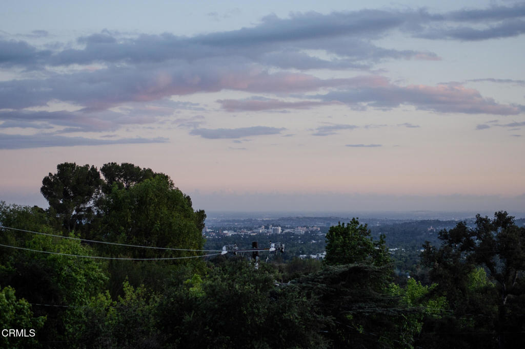 https://media.crmls.org/mediaz/3088fb93-d83d-4c50-bc1d-0f5abae58cff.jpg?preset=X-Large