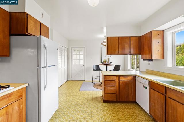 466 Clark St, Crockett CA: https://media.crmls.org/mediaz/308928fa-cf14-43f8-ab41-9cbc9206f73c.jpg