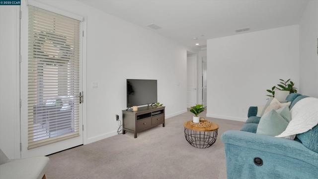 719 Jennifer St, Brentwood CA: https://media.crmls.org/mediaz/30897844-13f8-4d88-b29a-e0872bdc865a.jpg