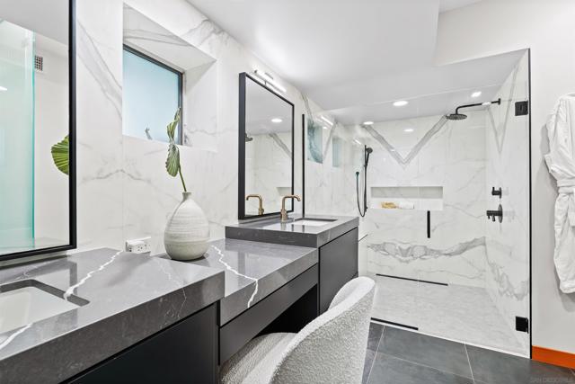 5259 Pacifica Dr, San Diego CA: https://media.crmls.org/mediaz/3089abc8-aac3-47c2-ac43-13c04506c896.jpg