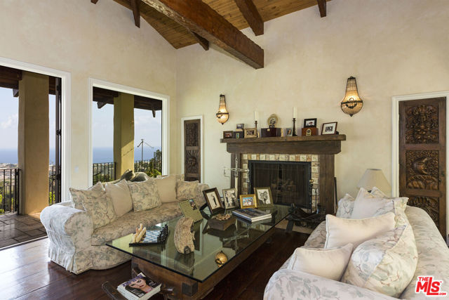 3504 Coast View Drive, Malibu CA: https://media.crmls.org/mediaz/308a3079-34a7-48b2-a07e-1916022d06b9.jpg