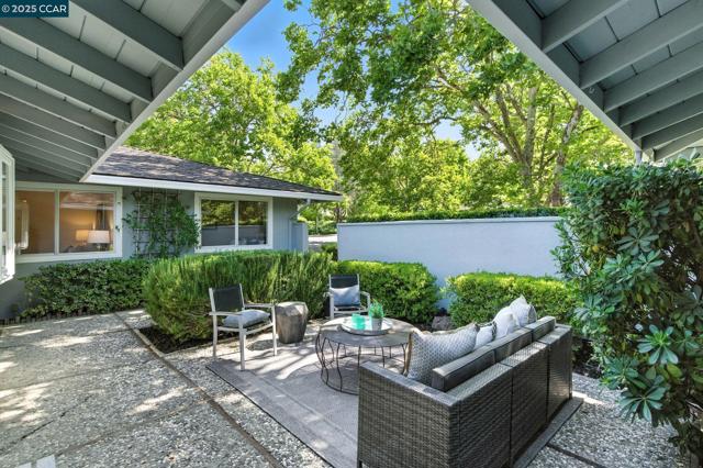 575 Old Orchard Dr, Danville CA: https://media.crmls.org/mediaz/308a3f43-89d2-4f04-bf07-cb9f905a53bc.jpg