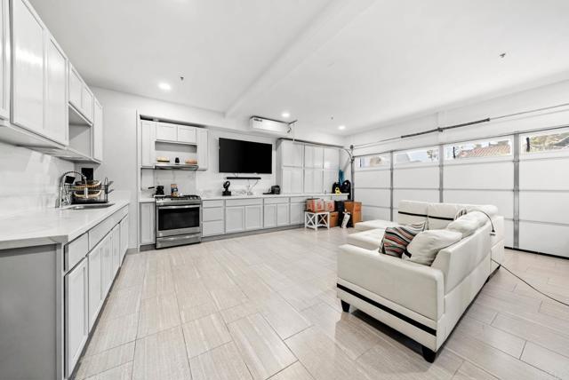 2062 Pleasant Waters Ct, Spring Valley CA: https://media.crmls.org/mediaz/308ab64a-9815-4067-b2a6-096547f87262.jpg