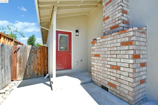 2086 Oakridge Ln, Pittsburg CA: https://media.crmls.org/mediaz/308aff40-c02c-426c-a2d0-71276ac362b8.jpg