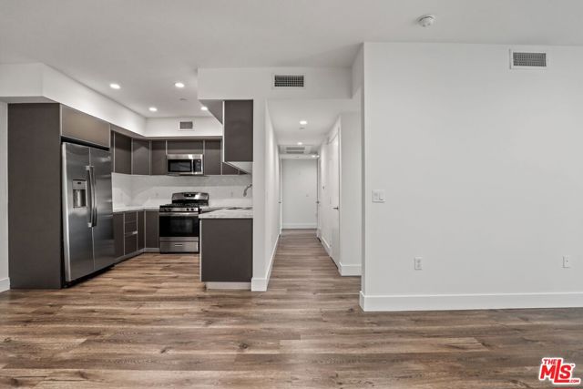 429 N Hayworth Avenue, Los Angeles CA: https://media.crmls.org/mediaz/308bb36c-63d0-474a-a5d2-defc59e4d04d.jpg