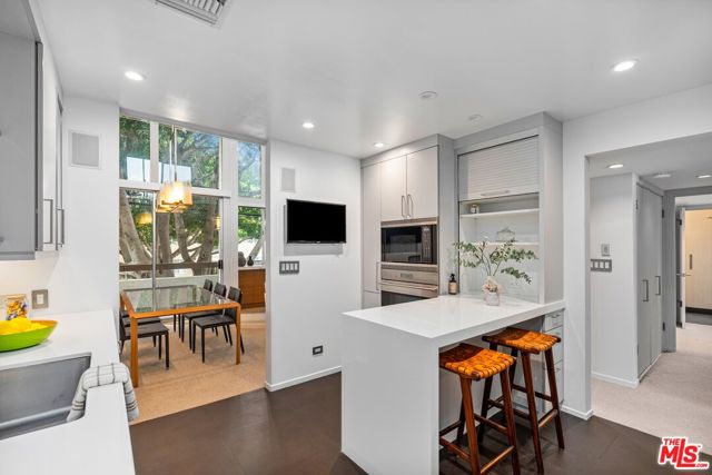 1730 California Avenue, Santa Monica CA: https://media.crmls.org/mediaz/308c76ba-8945-4385-9238-4bb2f0f213b8.jpg