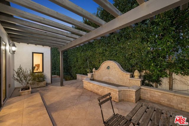 514 N Walden Drive, Beverly Hills CA: https://media.crmls.org/mediaz/308cd40e-4456-4d68-8436-036fb561bc7c.jpg