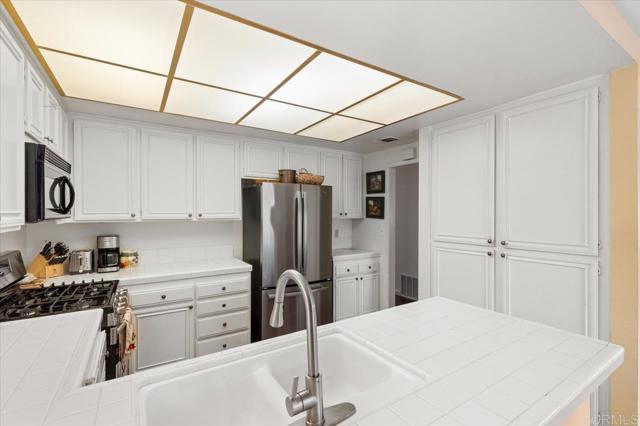 1209 La Verde Lane, San Marcos CA: https://media.crmls.org/mediaz/308e0b54-4b47-4cc4-9539-b400d3899439.jpg