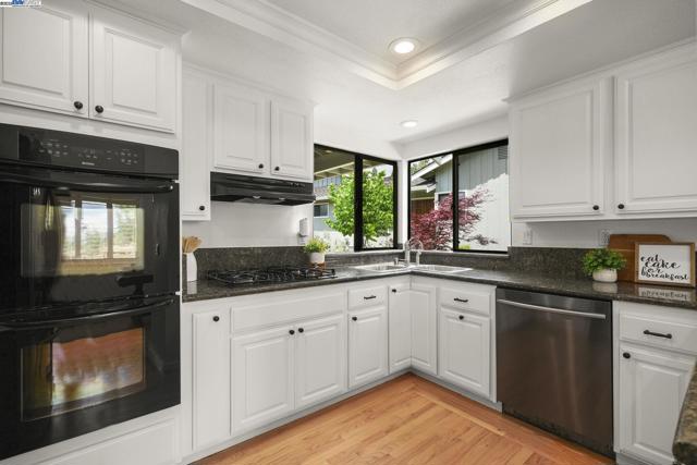 2200 Oneida Cir, Danville CA: https://media.crmls.org/mediaz/308e4f59-1938-4802-8448-674eb84fe3a7.jpg