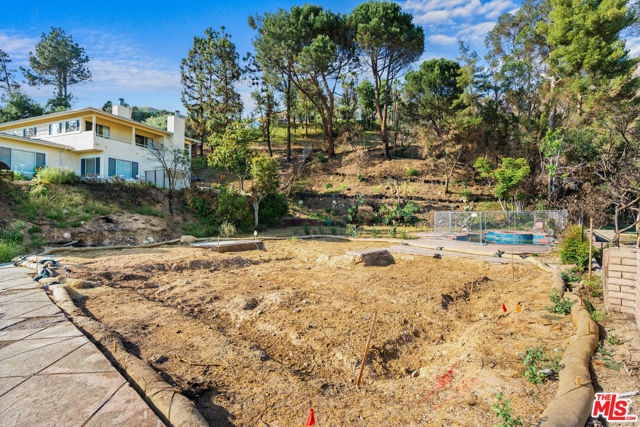 3314 Rubio Crest Drive, Altadena CA: https://media.crmls.org/mediaz/308eb919-79d3-4975-8df9-6f0e87193163.jpg
