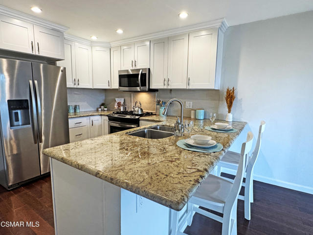 607 Valley Oak Lane, Newbury Park CA: https://media.crmls.org/mediaz/308f288f-8a34-4dbd-bf81-ffa3ce9f27f4.jpg