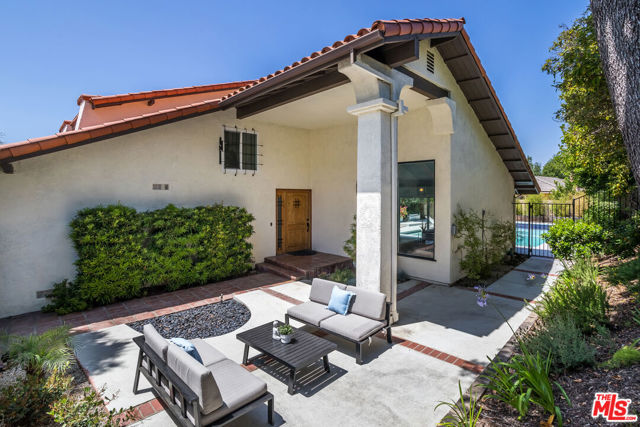 1656 Devonshire Court photo 4
