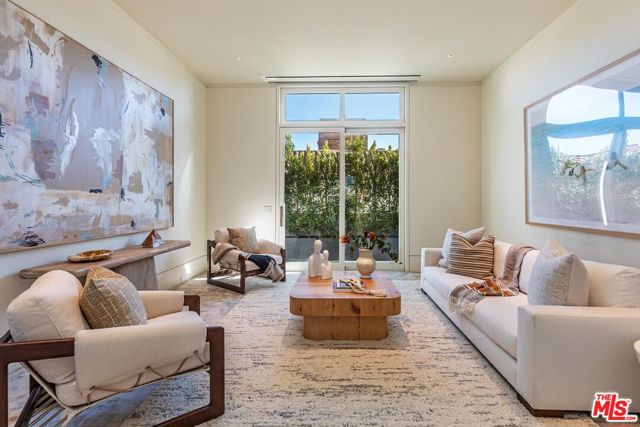 455 N Palm Drive, Beverly Hills CA: https://media.crmls.org/mediaz/3092b927-e808-4ff3-8d43-316305982ccd.jpg