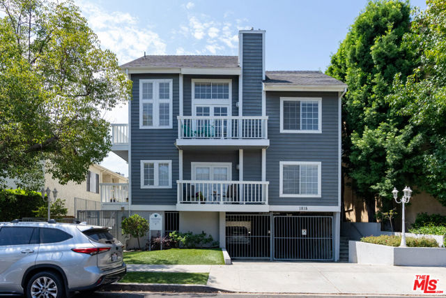 1315 S Carmelina Avenue, Los Angeles CA: https://media.crmls.org/mediaz/309405c4-1ac8-4704-bbb0-7cffe97cf75f.jpg
