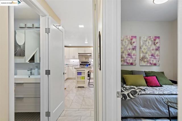 61 Wildwood Ave, Piedmont CA: https://media.crmls.org/mediaz/30944a8d-dfaf-42ef-aec3-1cbabe2adfe9.jpg
