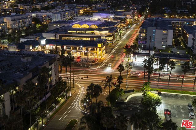 13650 Marina Pointe Drive, Marina del Rey CA: https://media.crmls.org/mediaz/30955e5b-9626-49e7-8ee5-329049d24eae.jpg