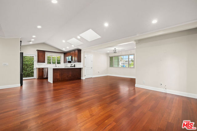 427 W Manchester Avenue, Playa del Rey CA: https://media.crmls.org/mediaz/3095d418-dbc2-4e02-a70d-f6fcb697a58f.jpg