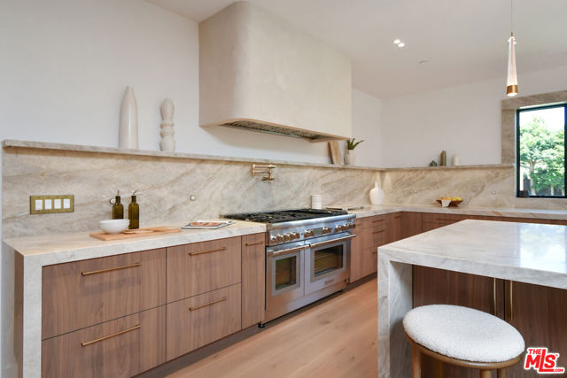 112 S Valley Street, Toluca Lake CA: https://media.crmls.org/mediaz/30968bb9-4bca-4a5c-9196-f65c87676c15.jpg