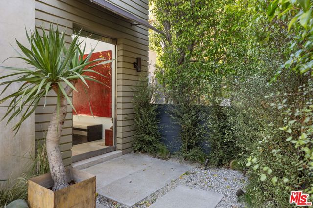 1415 Summitridge Drive, Beverly Hills CA: https://media.crmls.org/mediaz/3096ba1e-38df-4d67-b5f3-a7f23566edb5.jpg