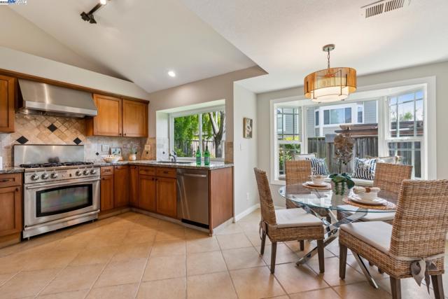 82 Applegate Way, Alameda CA: https://media.crmls.org/mediaz/3096de9f-9fb2-42fc-a8a7-97e4bc864e33.jpg