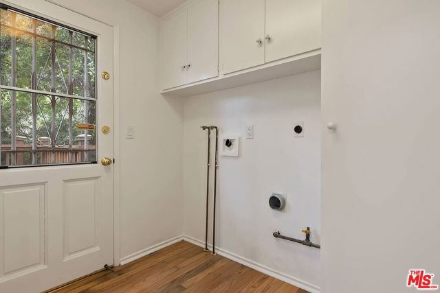 2781 Woodwardia Drive, Los Angeles CA: https://media.crmls.org/mediaz/30976e88-5017-4e99-bc1a-422fa38bc752.jpg