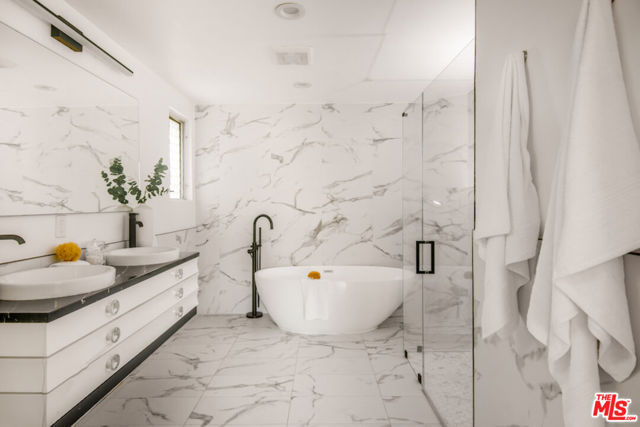 2700 Carmar Drive, Los Angeles CA: https://media.crmls.org/mediaz/3097e315-aec3-4f1f-9db6-404758c65912.jpg