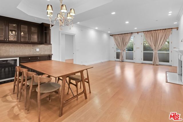 121 N Almont Drive, Beverly Hills CA: https://media.crmls.org/mediaz/3098a1b1-5fb0-4a65-acf3-89c69121ff0d.jpg