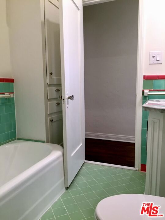 347 N Curson Avenue, Los Angeles CA: https://media.crmls.org/mediaz/3098accd-d0fa-4a2d-9032-18a8f67c105d.jpg