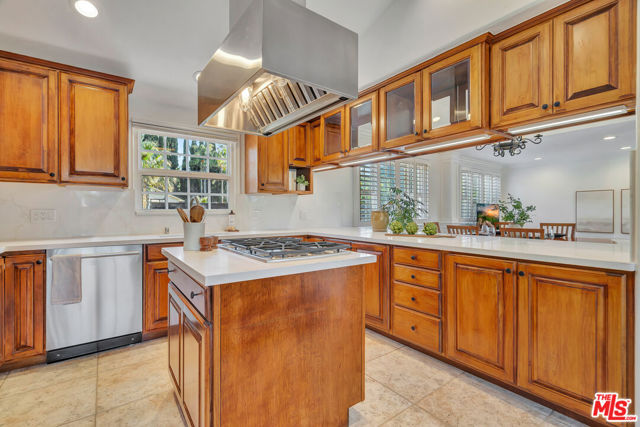 6001 Oakdale Avenue, Woodland Hills CA: https://media.crmls.org/mediaz/3098c898-0819-4c73-9a2d-58c23303281c.jpg