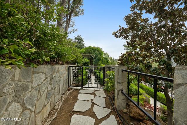 1561 Lookout Drive, Agoura Hills CA: https://media.crmls.org/mediaz/3098fe1d-0ca0-4dc0-ad86-2904276b1949.jpg