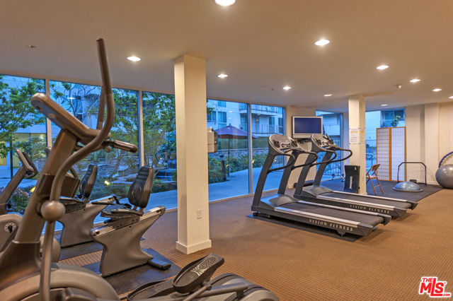 267 S San Pedro Street, Los Angeles CA: https://media.crmls.org/mediaz/30992d4c-704c-4906-84f8-01eca63219ab.jpg