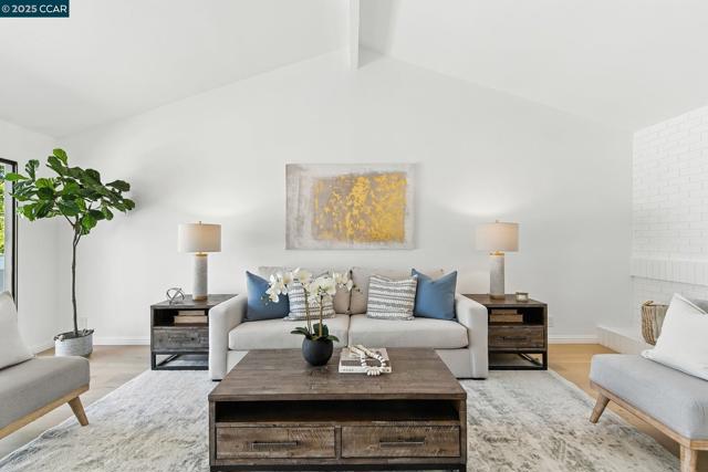 1725 Spyglass Ln, Moraga CA: https://media.crmls.org/mediaz/30995eb4-e845-44ac-b318-80715c5fff73.jpg