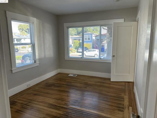 1937 87th Avenue, Oakland CA: https://media.crmls.org/mediaz/309a5ba5-7481-429c-829b-018b02219fcc.jpg