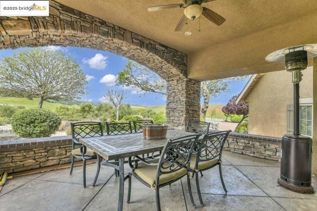 9050 Deer Valley Rd, Brentwood CA: https://media.crmls.org/mediaz/309aa9e5-9680-44d6-bbfe-d1a55c626616.jpg
