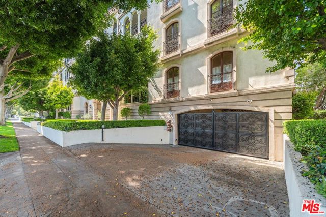 9249 Burton Way, Beverly Hills CA: https://media.crmls.org/mediaz/309e0045-65dc-420a-b4ab-b592b9ba6aa1.jpg