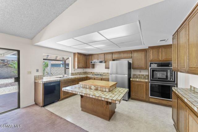 3116 Melody Lane, Simi Valley CA: https://media.crmls.org/mediaz/309e3b39-f170-4565-8311-f5c06a2d5f64.jpg