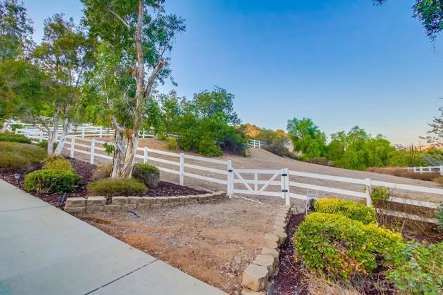 2543 Daisy Ln, Fallbrook CA: https://media.crmls.org/mediaz/309e6425-789e-434e-9249-876ca74022a7.jpg