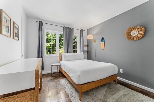 2315 Avenida De La Playa, La Jolla CA: https://media.crmls.org/mediaz/30a09ed6-72a2-457d-8b13-737ba61529b0.jpg