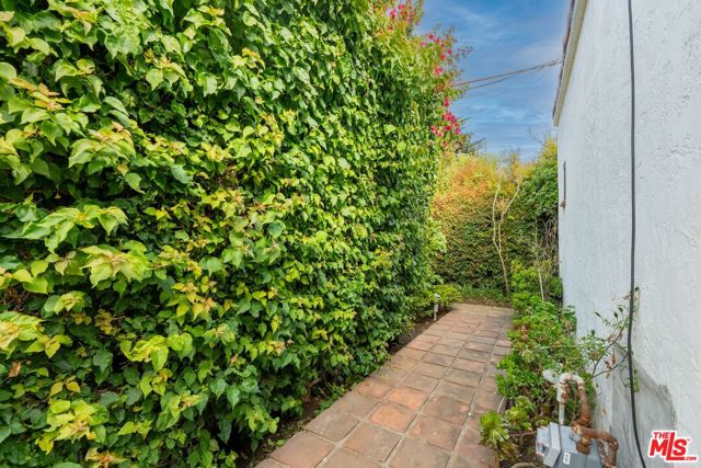 1507 14th Street, Santa Monica CA: https://media.crmls.org/mediaz/30a0b70e-e541-42e2-958c-73dea07cdc89.jpg