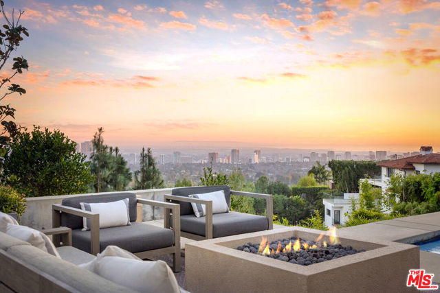 1290 Angelo Drive, Beverly Hills CA: https://media.crmls.org/mediaz/30a0d91b-3467-4f5e-b375-518fb3dcaa0b.jpg