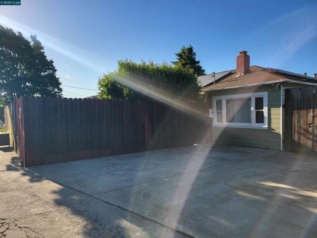 814 Marin Rd, El Sobrante CA: https://media.crmls.org/mediaz/30a1e45a-d31c-4f06-8865-efdf7cde3d3d.jpg