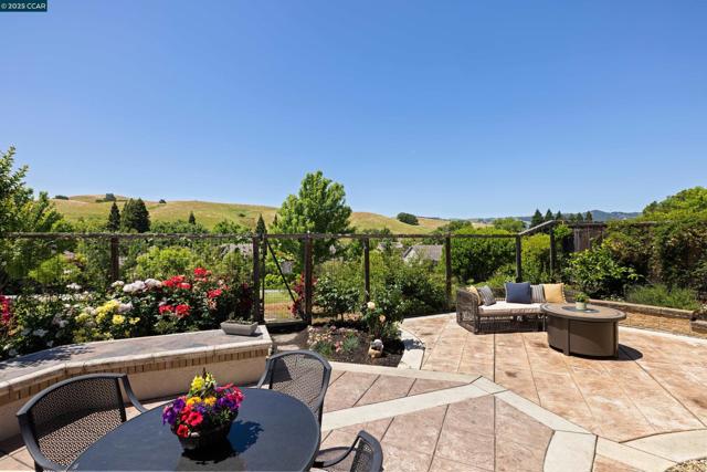 315 Glasgow Circle, Danville CA: https://media.crmls.org/mediaz/30a2a8c3-3d8b-4a41-af07-c603bec82898.jpg