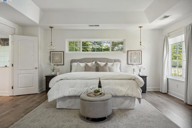 418 Golf Ct, Walnut Creek CA: https://media.crmls.org/mediaz/30a2e44c-0294-4606-84c2-517e19ff21f5.jpg