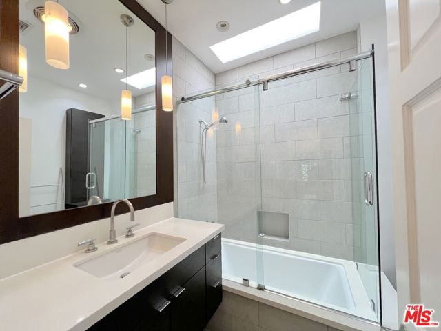 855 N Sweetzer Avenue, West Hollywood CA: https://media.crmls.org/mediaz/30a32f12-30f9-4938-a5da-deae53f1f88d.jpg