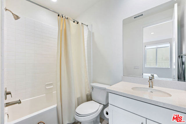 21316 Poema Place, Chatsworth CA: https://media.crmls.org/mediaz/30a3969e-4753-46aa-afdf-8f59031fc725.jpg