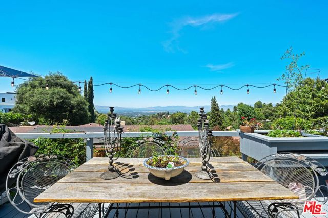 16582 Calneva Drive, Encino CA: https://media.crmls.org/mediaz/30a3a7d4-580c-447c-8ba7-adfeac25ca51.jpg