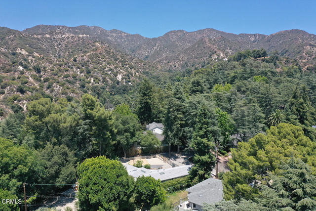5245 Bubbling Well Lane, La Canada Flintridge CA: https://media.crmls.org/mediaz/30a3cf00-3edd-4659-b6a0-5d31305c2795.jpg