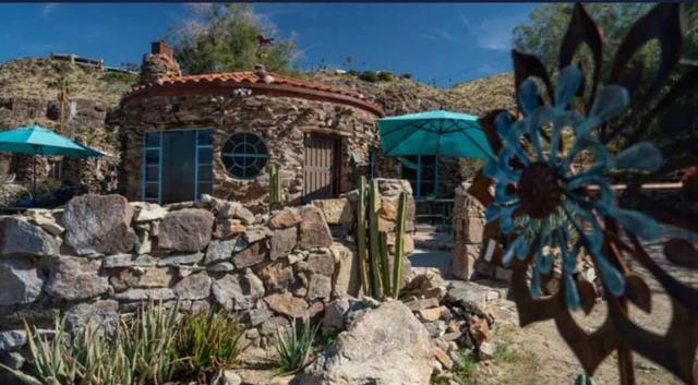 2540 S Araby Drive, Palm Springs CA: https://media.crmls.org/mediaz/30a54221-7e5d-4ea1-be32-ca91c2eba30a.jpg